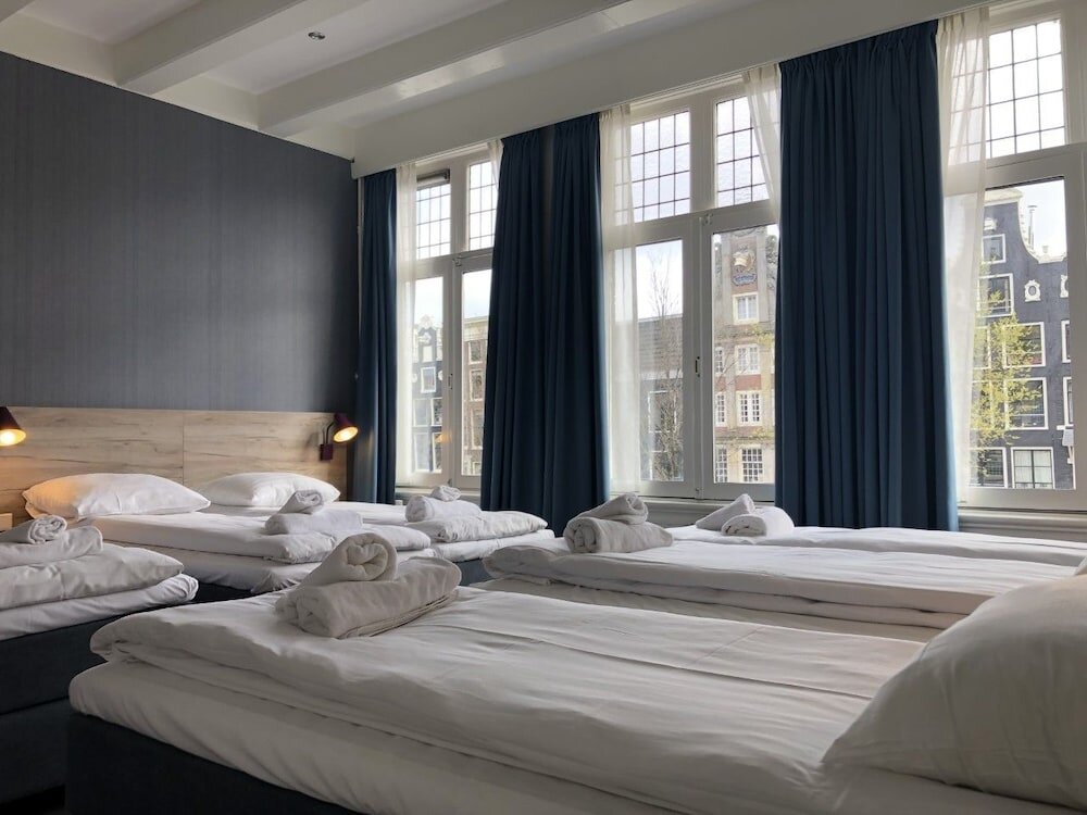 Кровать в общем номере Facade Hotel Amsterdam