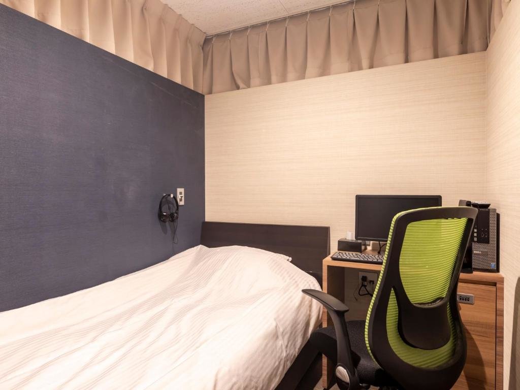 Кровать в общем номере (мужской номер) Tabist Hotel Smart Sleeps Oita Station