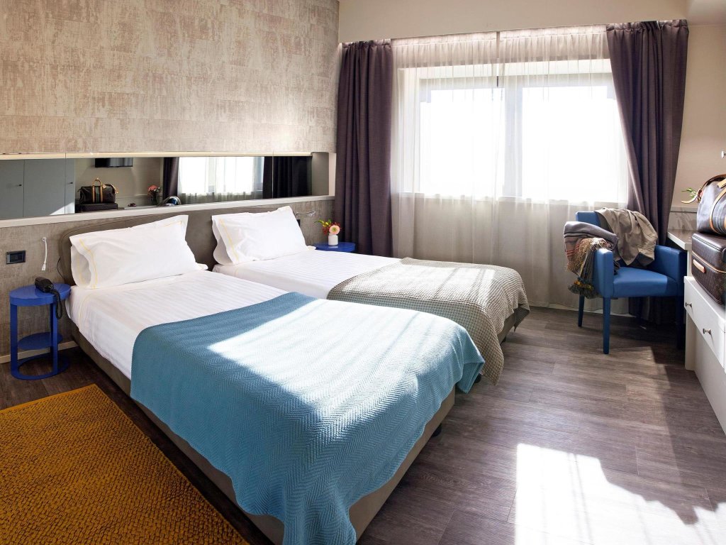 Cama en dormitorio compartido Albavilla Hotel & Co