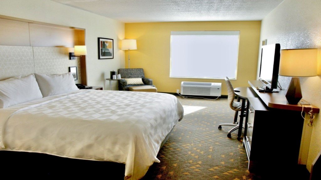 Номер Standard Holiday Inn Hotel & Suites Overland Park-Convention Center, an IHG Hotel