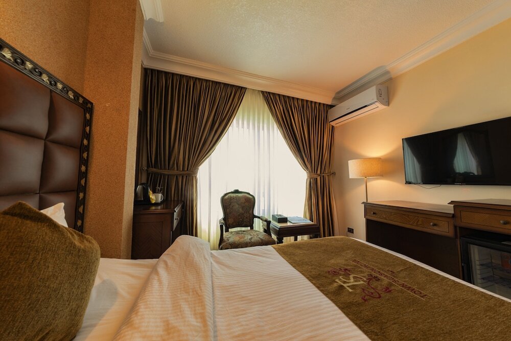1 Bedroom Deluxe Single room with city view Town Season Hotel