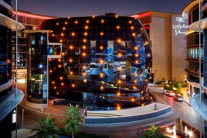 Кровать в общем номере Crowne Plaza Doha - The Business Park, an IHG Hotel