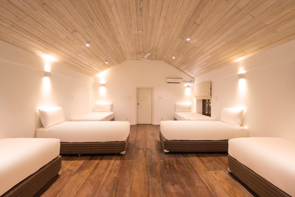 Кровать в общем номере Hotel J, Unawatuna