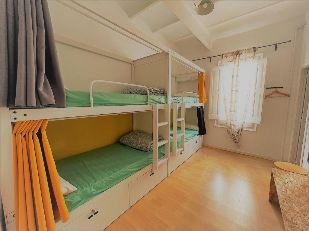 Кровать в общем номере (женский номер) Bed and Bike Barcelona