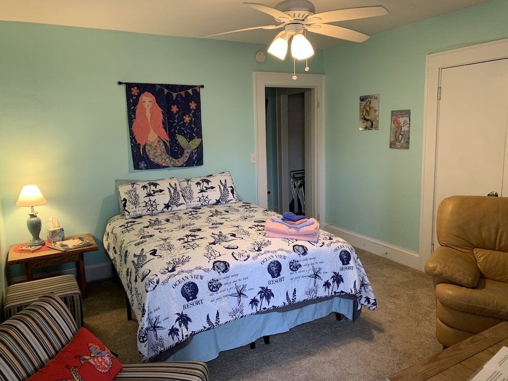 Apartment Cozy Suite - Pet Friendly, Beach Side 1 Bedroom Apts by Redawning