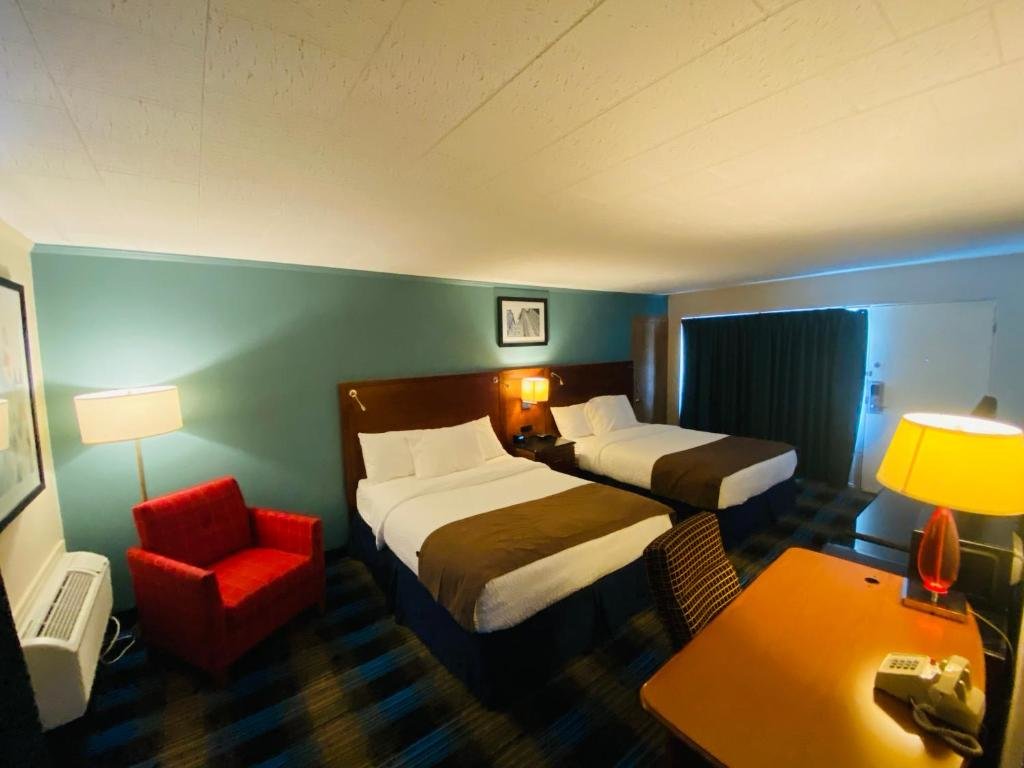 Четырёхместный номер Standard с частичным видом Days Inn & Suites by Wyndham St. Ignace Lakefront