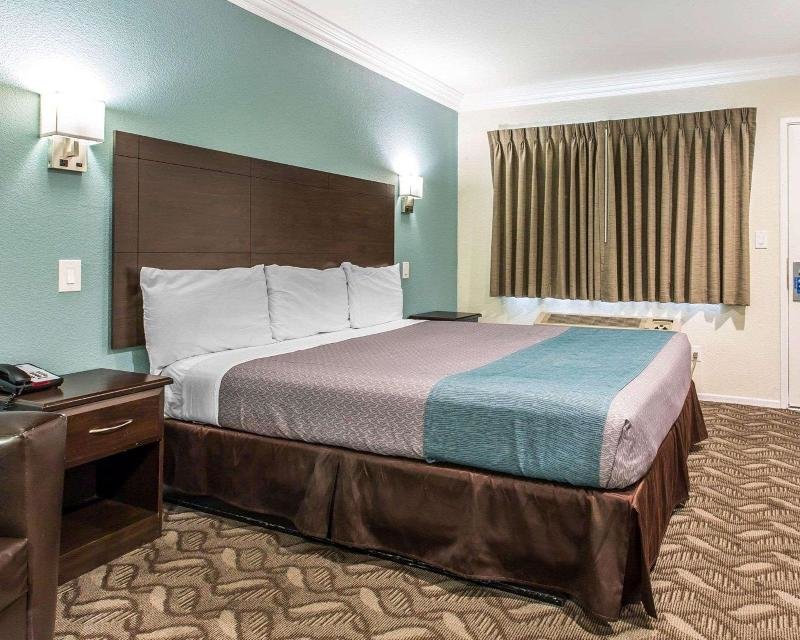 Standard Zimmer Rodeway Inn & Suites