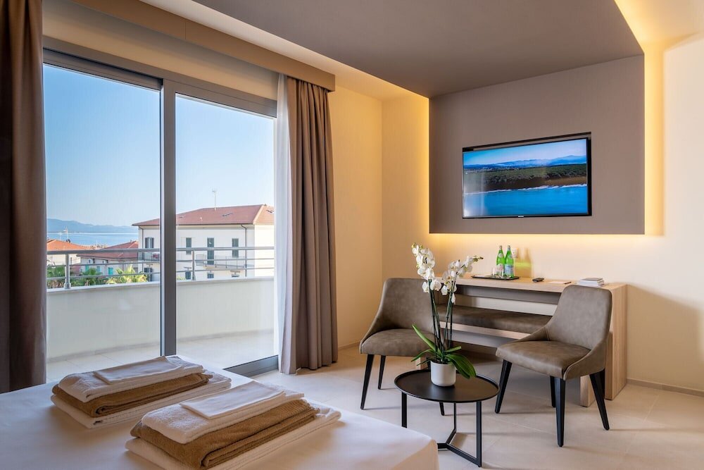 Номер Superior с балконом и с частичным видом на море Palace Lido Hotel & Suites