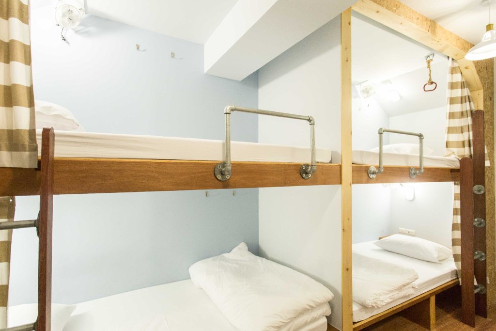 Cama en dormitorio compartido Barn & Bed Hostel