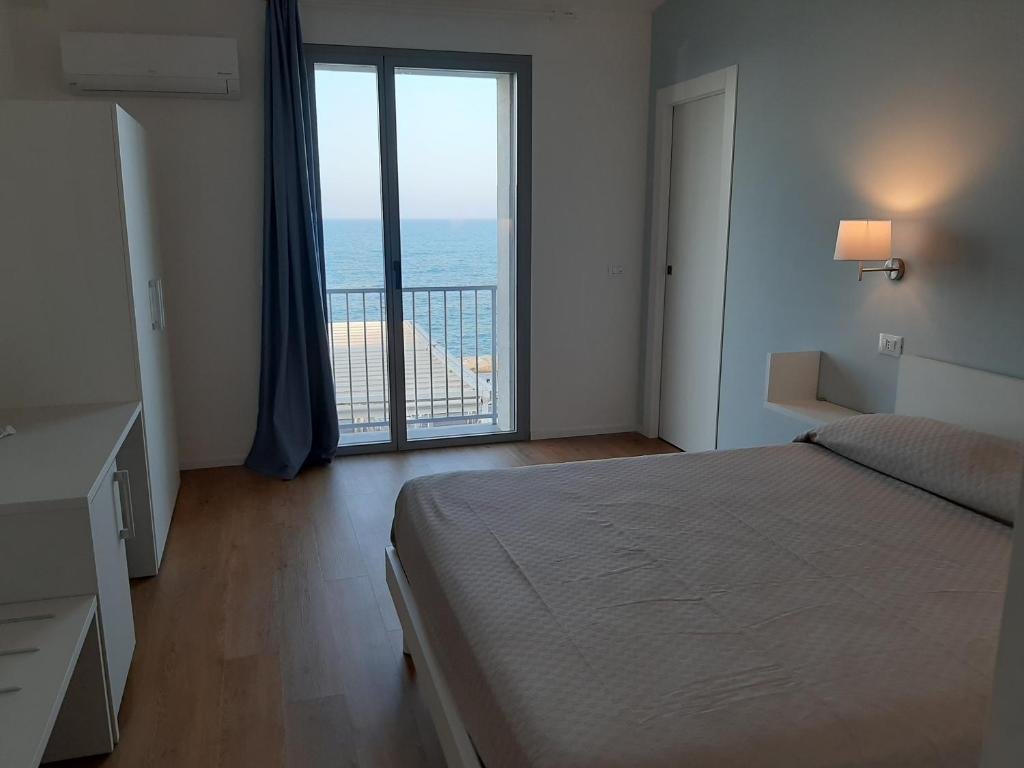 Standard Double room with sea view Azzurromare