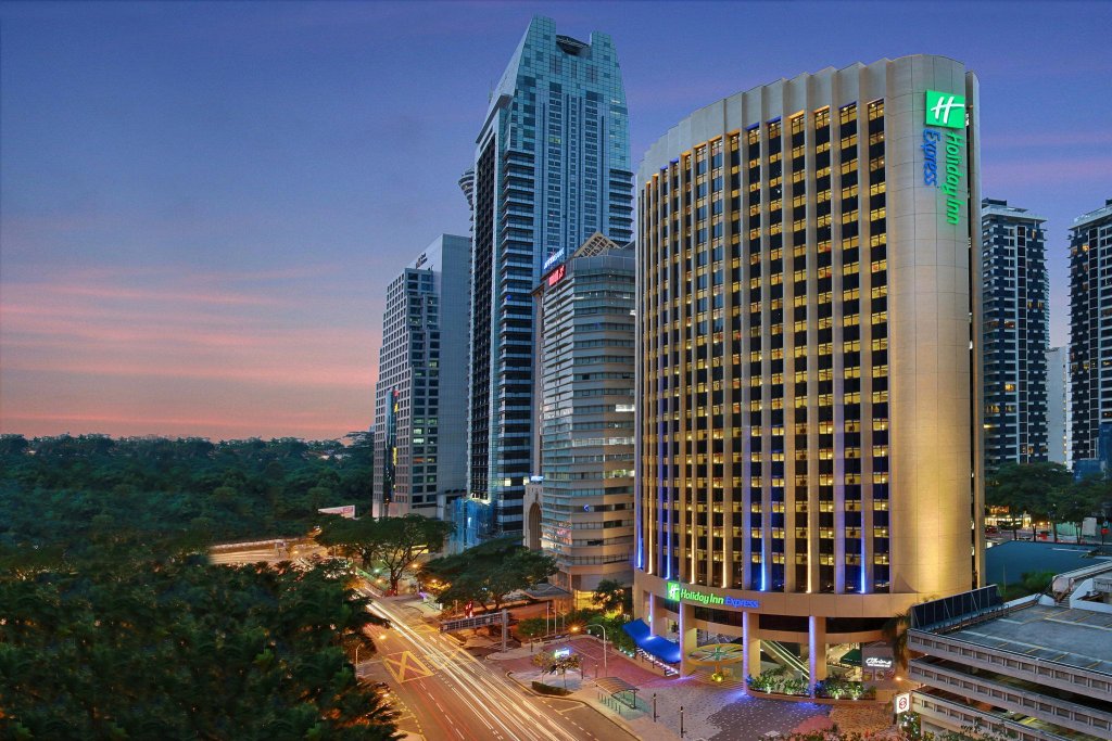 Кровать в общем номере Holiday Inn Express Kuala Lumpur City Centre, an IHG Hotel