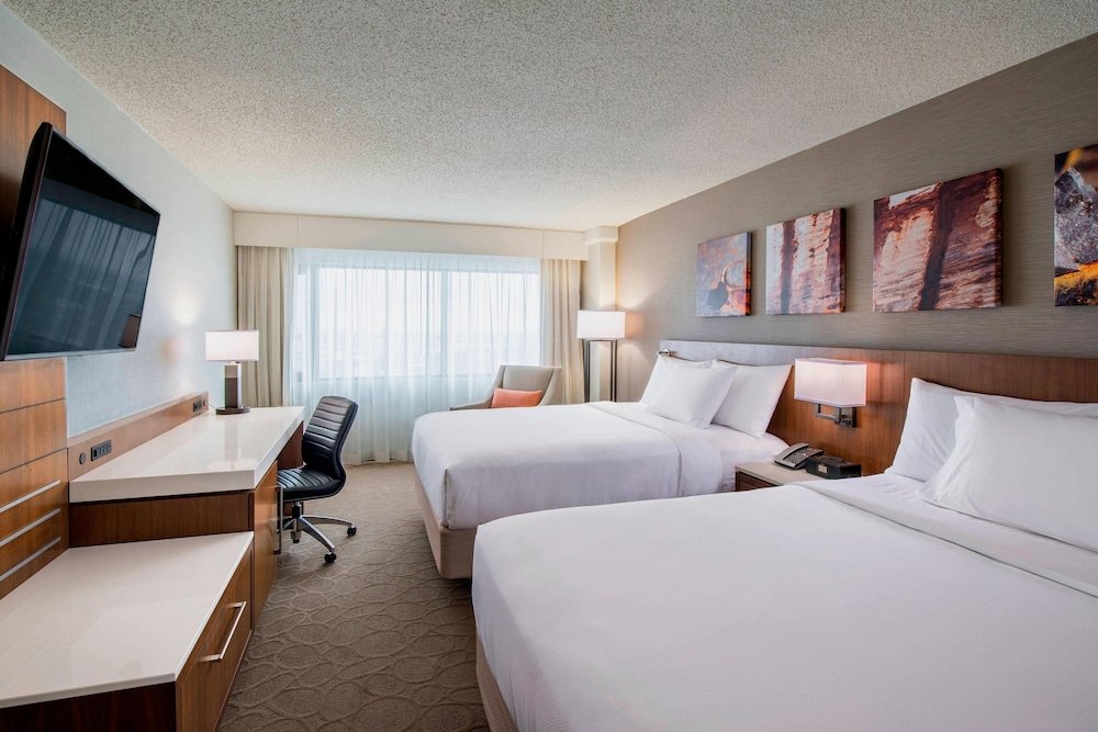 Четырёхместный номер Standard Delta Hotels by Marriott Regina