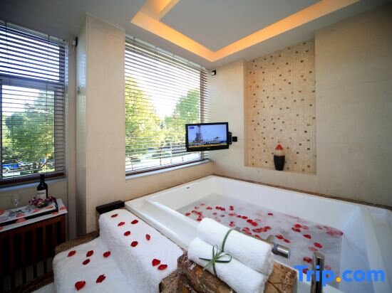 Deluxe Suite Tengchong Guanfang Hotel