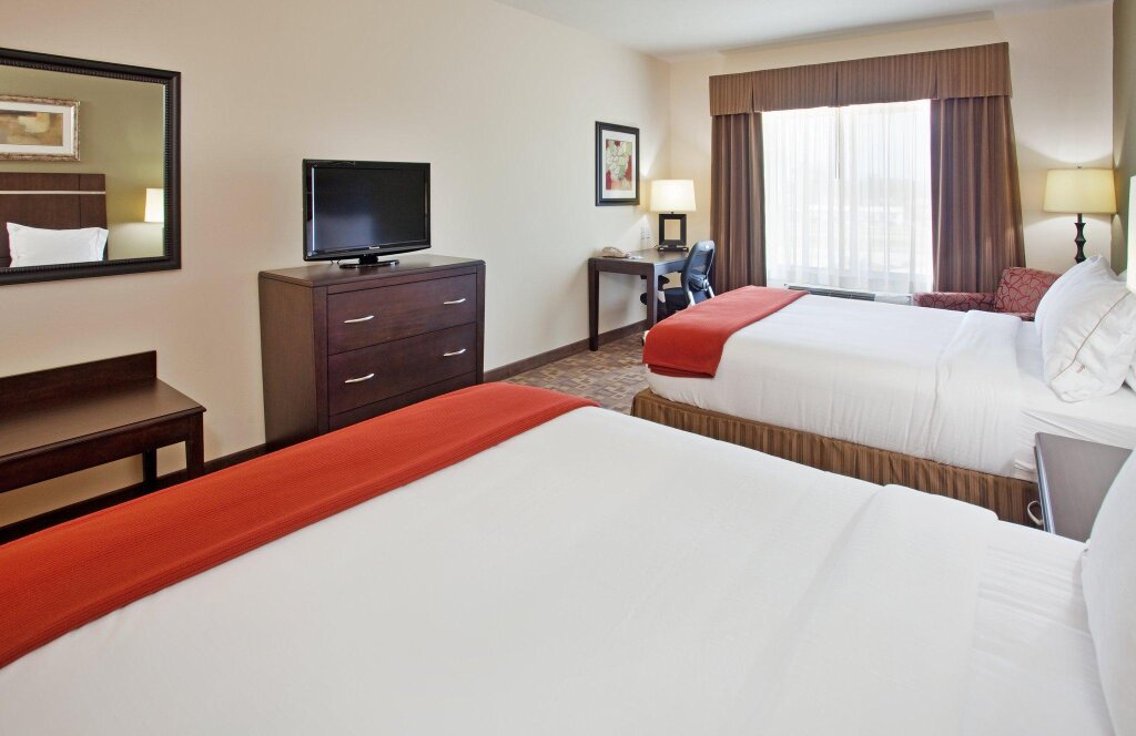 Двухместный номер Standard Holiday Inn Express Topeka North, an IHG Hotel