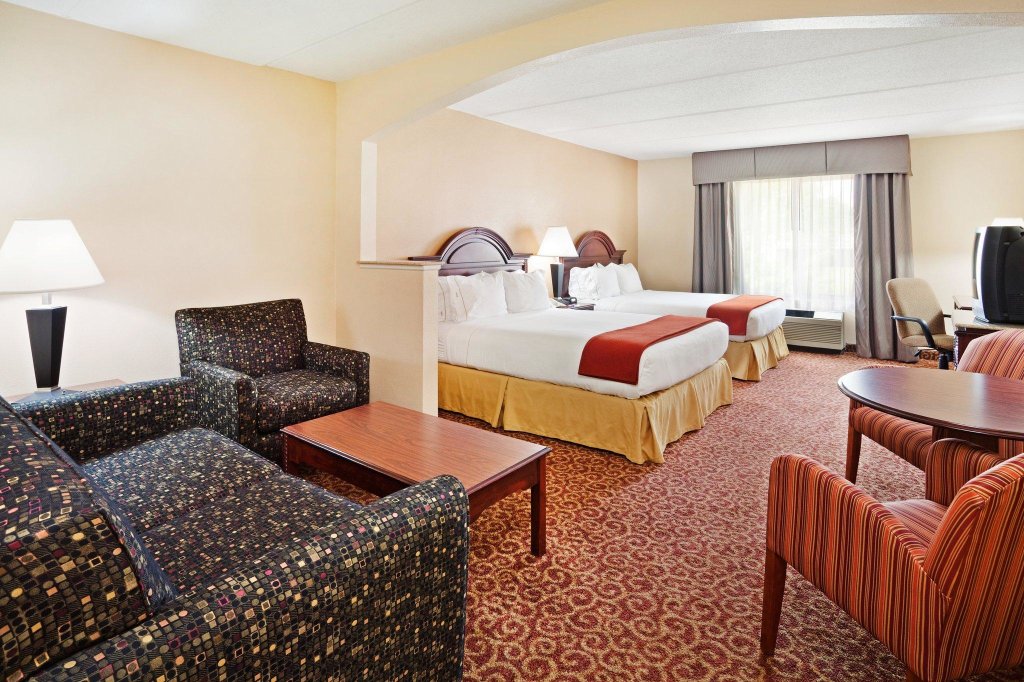 Четырёхместный люкс Holiday Inn Express & Suites Kings Mountain - Shelby Area, an IHG Hotel