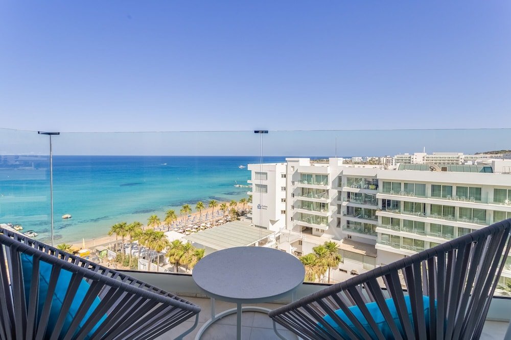 Номер Standard с балконом и с частичным видом на море Flamingo Paradise Beach Hotel