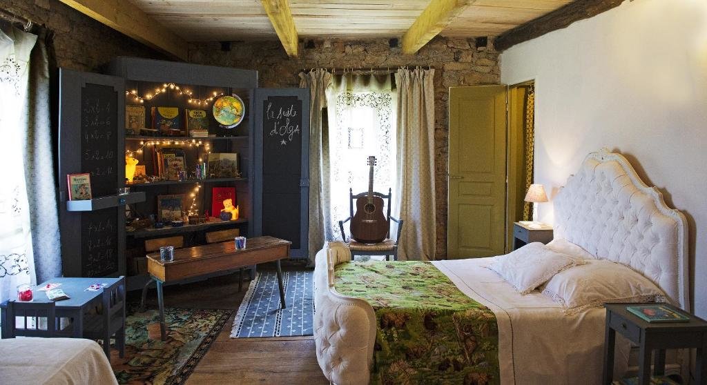Кровать в общем номере Maison d'Hôtes La Singulière