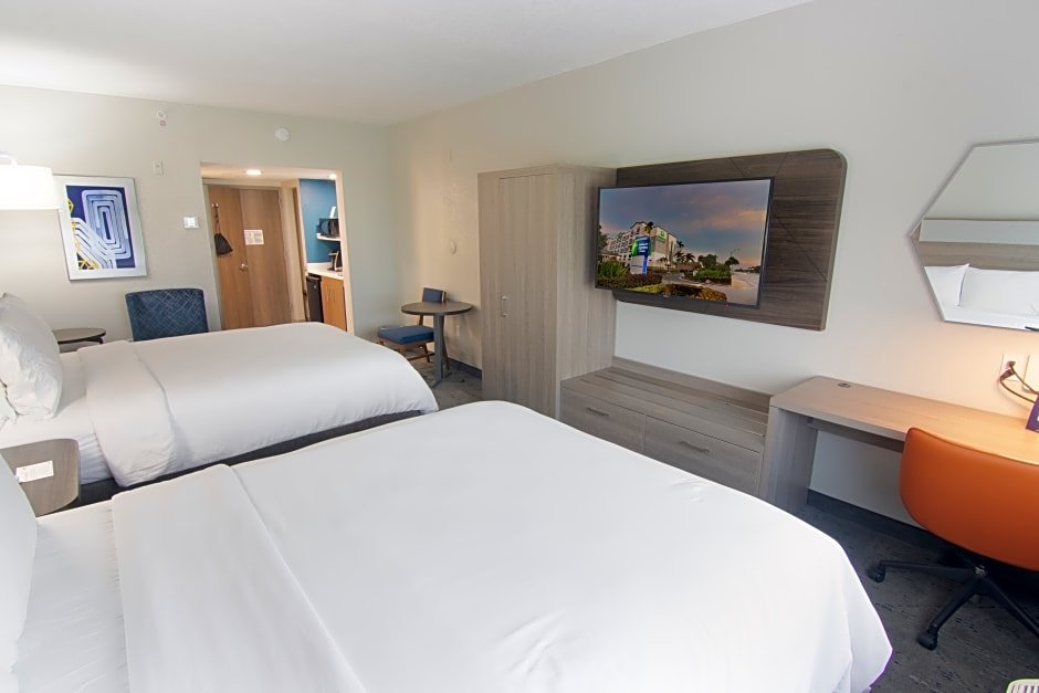 Четырёхместный номер Standard Holiday Inn Express and Suites Fort Lauderdale Airport West, an IHG Hotel