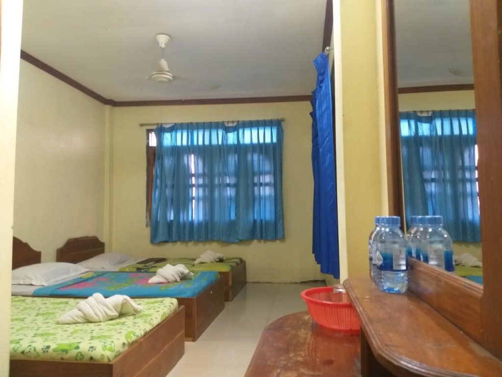 Кровать в общем номере Lankham Hotel