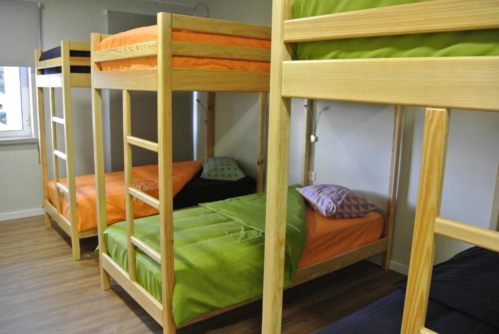 Cama en dormitorio compartido Hostel Criativo do Sabugueiro