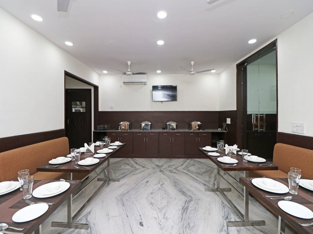 OYO 12143 Hotel SKD