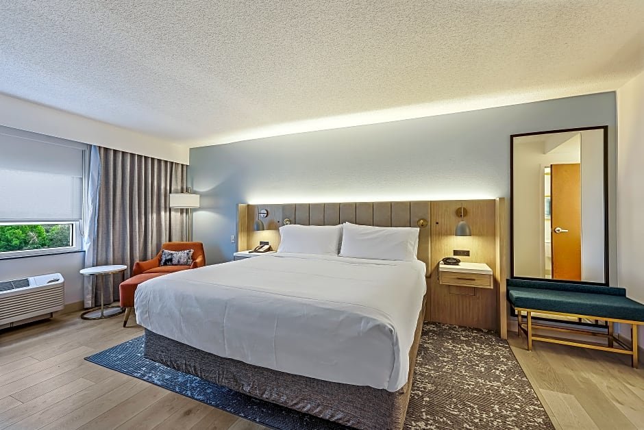 Двухместный люкс c 1 комнатой Crowne Plaza Ft Myers Gulf Coast, an IHG Hotel