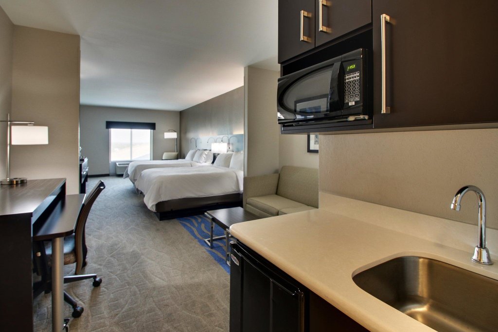 Четырёхместный люкс Holiday Inn Express & Suites Lancaster East - Strasburg, an IHG Hotel
