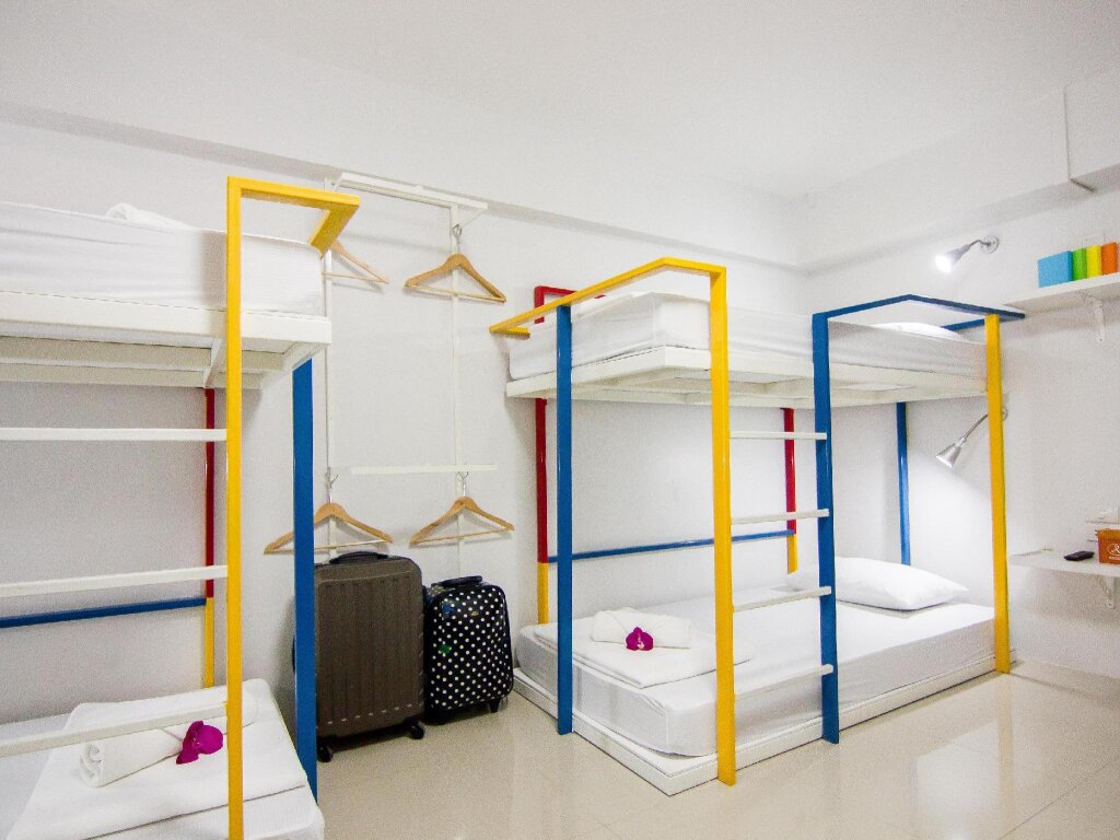 Кровать в общем номере Regent Ngamwongwan