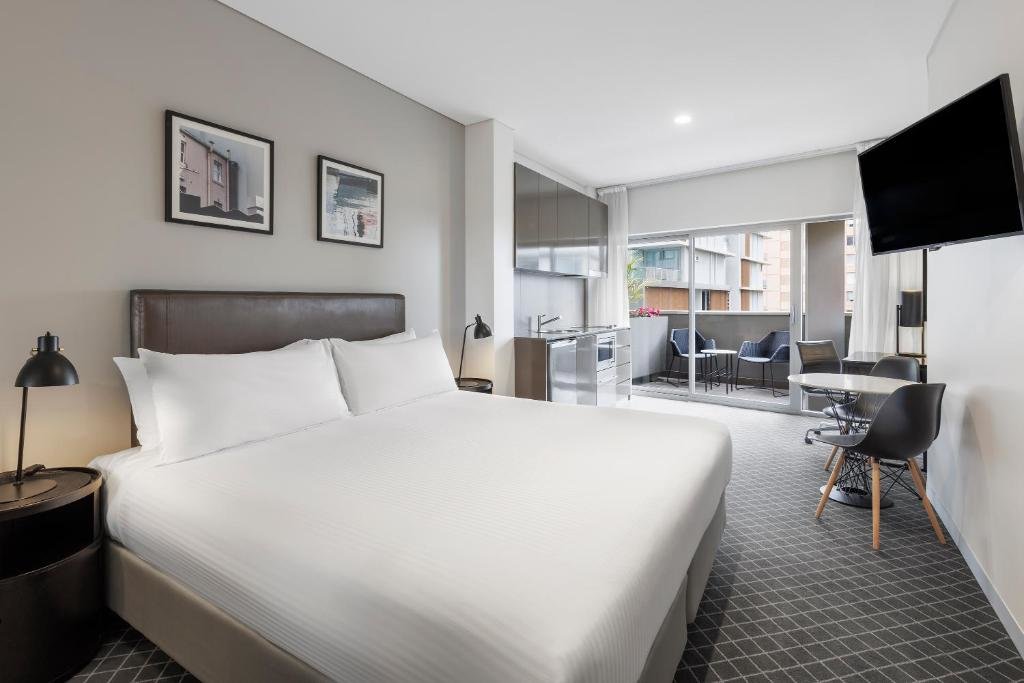 Двухместный номер Premium с балконом Holiday Inn & Suites Sydney Bondi Junction, an IHG Hotel