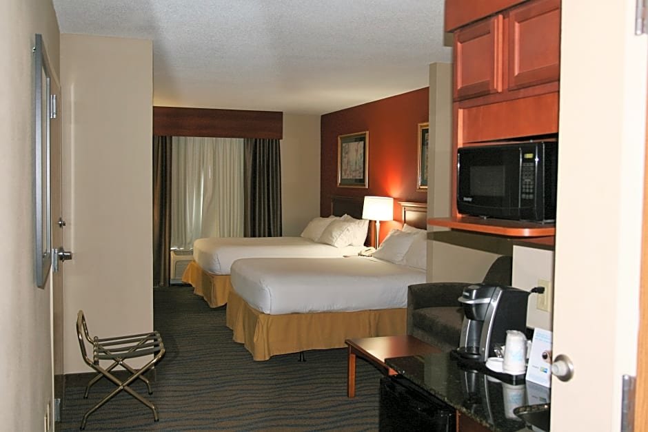 Четырёхместный люкс c 1 комнатой Holiday Inn Express Hotel & Suites Brooksville West, an IHG Hotel