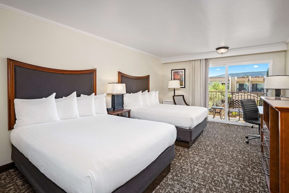 Standard Vierer Zimmer mit Balkon und mit Poolblick Best Western Plus Royal Oak Hotel