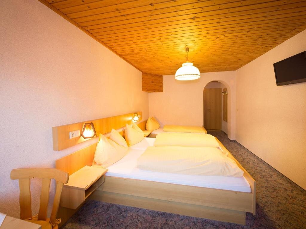 Standard Triple room Alpengasthof Draxler