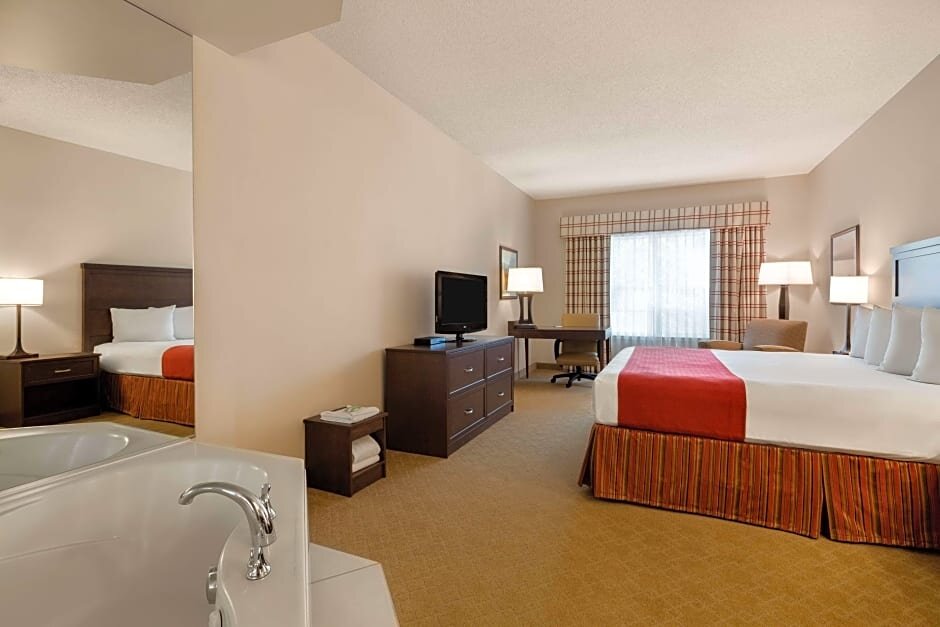 Четырёхместный люкс Country Inn & Suites by Radisson, Calgary-Northeast