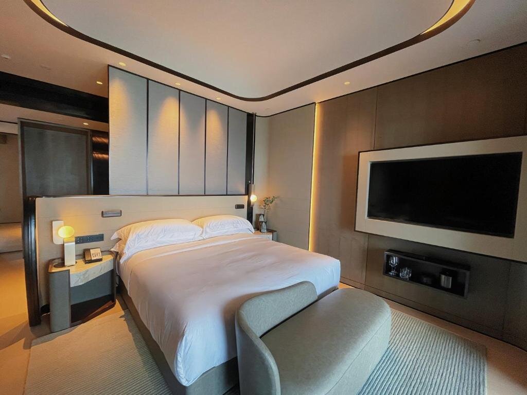 Двухместный номер Premium InterContinental Shanghai Harbour City, an IHG Hotel