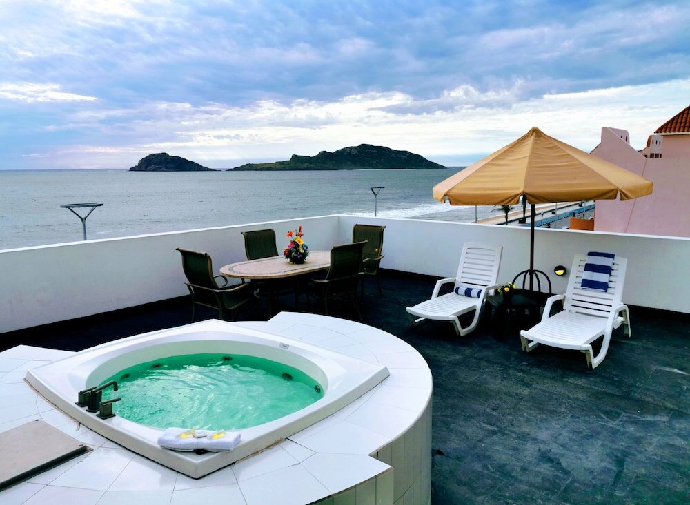 Двухместный люкс с балконом и с видом на океан Coral Island Beach View Hotel
