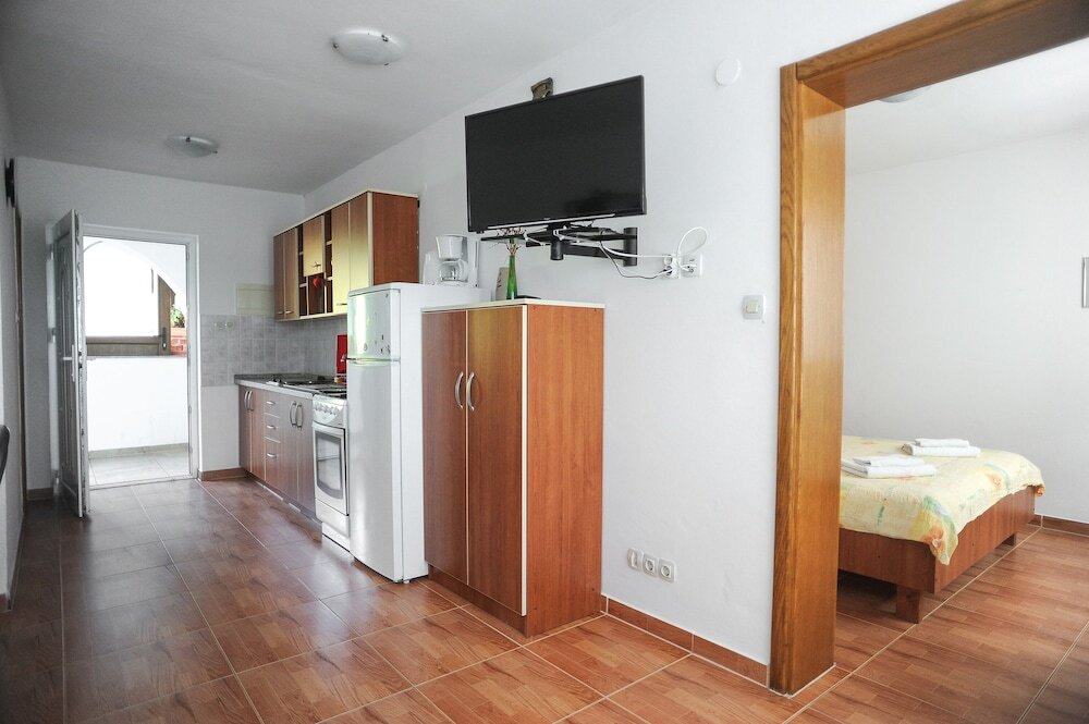 1 Bedroom Basement Apartment Apartmani Vila Caska