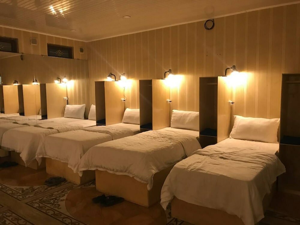 Кровать в общем номере Отель Hon Saroy