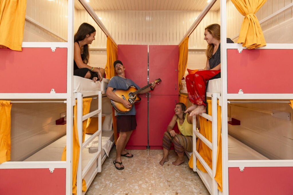 Кровать в общем номере (женский номер) Madpackers Amritsar