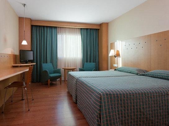 Кровать в общем номере Hotel City Express Santander Parayas