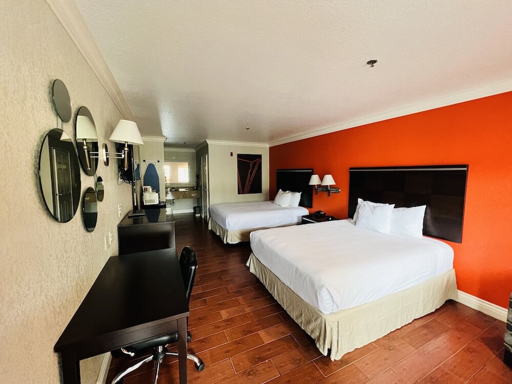 Четырёхместный номер Standard Casa Blanca Hotel & Suites Orange SR-55 Freeway, Near Honda Center, Chapman University, Disneyland