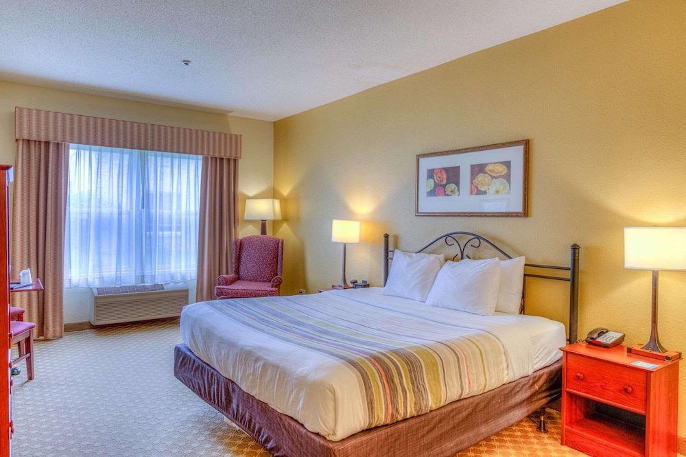 Четырёхместный номер Standard Country Inn & Suites by Radisson, Crystal Lake, IL