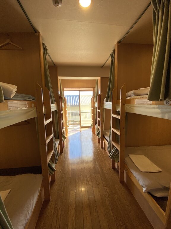 Кровать в общем номере с частичным видом на море Atami Onsen Guest House Megumi