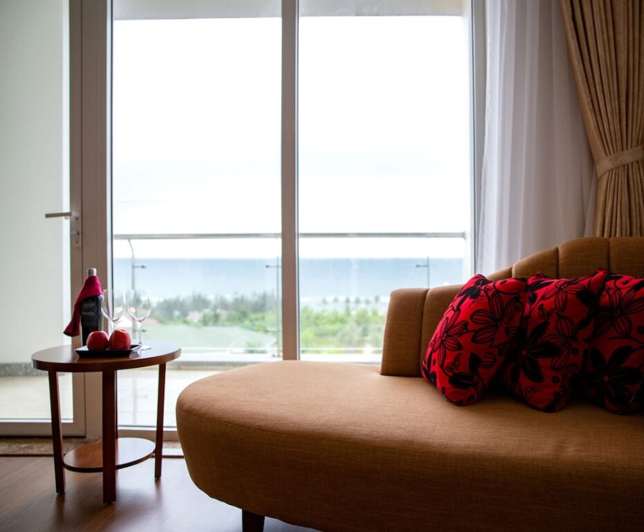 Люкс Deluxe с балконом и с видом на океан Gold Coast Hotel Resort & Spa