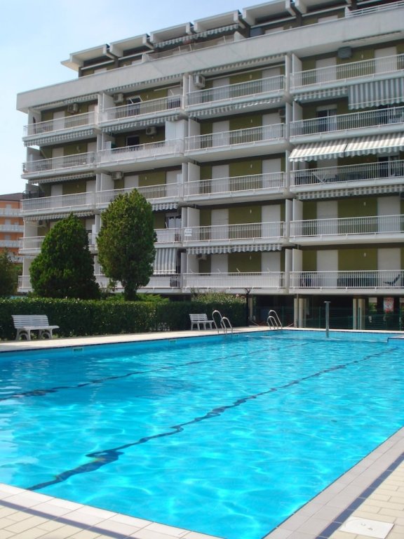 Apartamento 1 dormitorio con balcón y con vista a la piscina "relax in a our Pool View Apartment - Beahost"