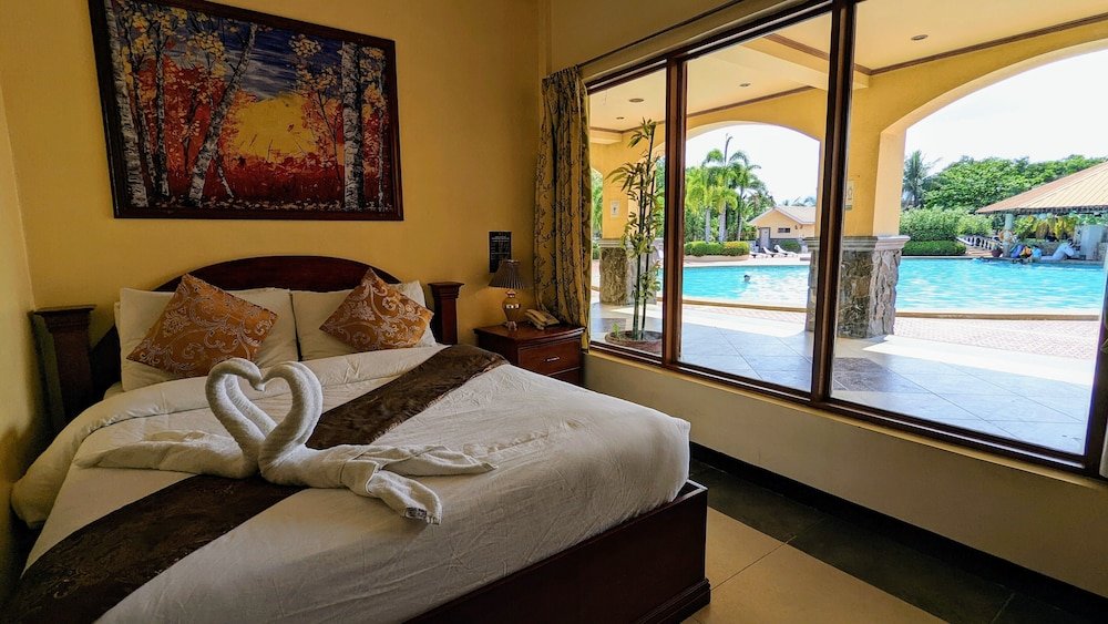 Camera doppia Standard con vista sulla piscina Subic Waterfront Resort And Hotel