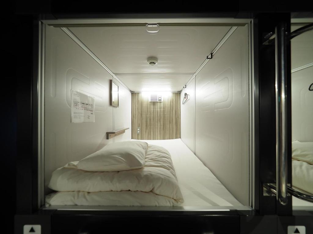 Кровать в общем номере (мужской номер) LEO YU Capsule Hotel Nishifunabashi