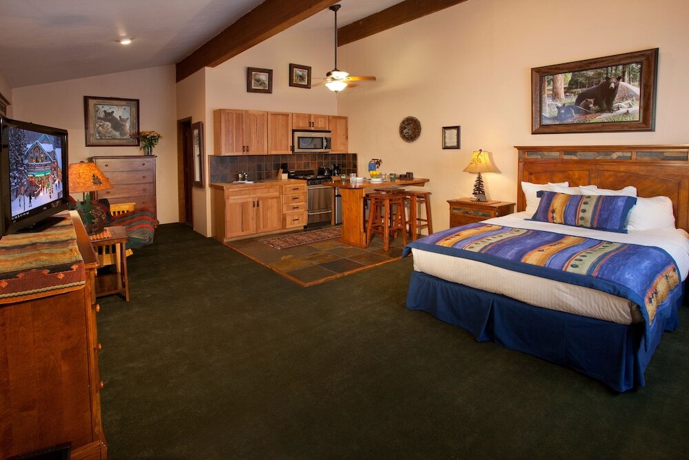 Люкс Cottam's Lodge by Alpine Village Suites