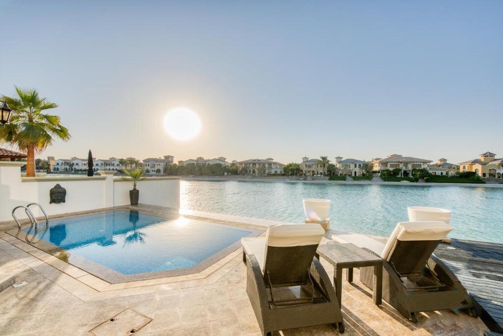 Villa Maison Privee - Glamourous Beachfront Villa on The Palm w/ Pool
