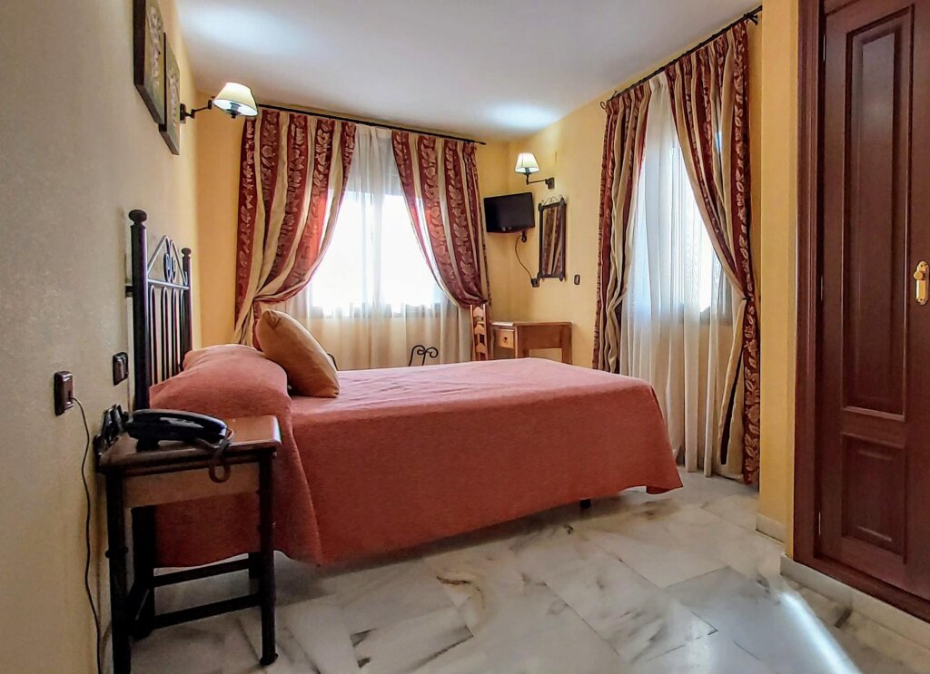 Кровать в общем номере Averroes Hotel