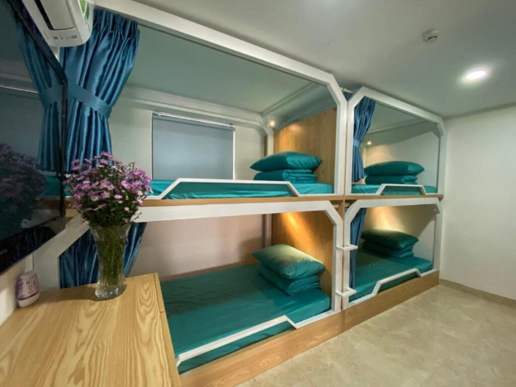 Кровать в общем номере Blue-S Hotel & Apartment